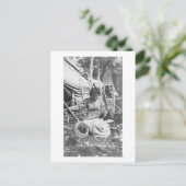 Alaskan Woman Making Snowschuhe Fotografie Postkarte (Stehend Vorderseite)