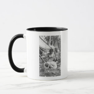 Alaskische Frau, die Snowshoes-Fotografie macht Tasse