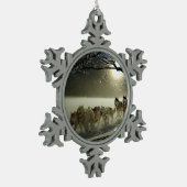 Alaskisches heiseres Hundeschlitten-Rennen Schneeflocken Zinn-Ornament (Links)