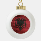 Albanien-Flagge auf Altholzkörner Keramik Kugel-Ornament (Vorderseite)