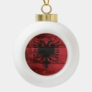 Albanien-Flagge auf Altholzkörner Keramik Kugel-Ornament