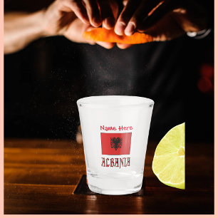 Albanien und albanische Flagge mit Roter Personali Schnapsglas