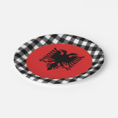 Albanienschild, Büffel kariert und albanische Flag Pappteller (Schrägansicht)