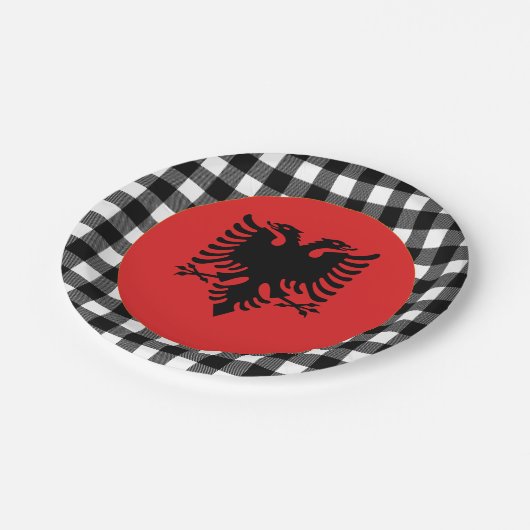 Albanienschild, Büffel kariert und albanische Flag Pappteller (Schrägansicht)
