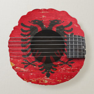 Albanische Flagge auf alter Akustikgitarre Rundes Kissen