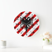 Albanische Streifenflagge Große Wanduhr (Zuhause)