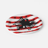 Albanische Streifenflagge Pappteller (Schrägansicht)