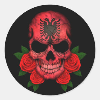 Albanischer Flaggenschädel mit Rote Rosen Runder Aufkleber