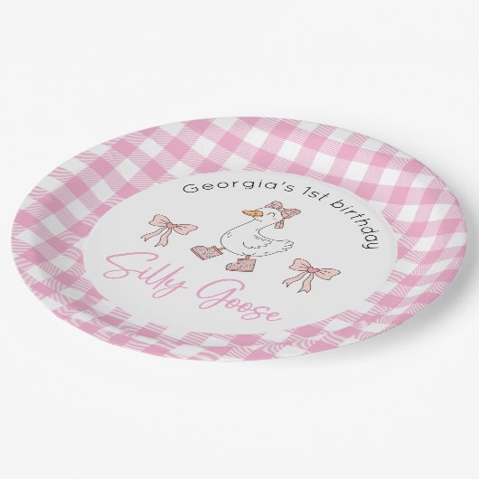 Albern Gänserosa Geburtstag Pappteller (Schrägansicht)