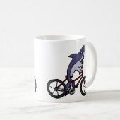 Alberner Haifisch-Reitfahrrad-Cartoon Kaffeetasse (VorderseiteRechts)