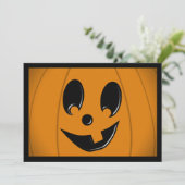 Albernes Gesicht von Jack-O-Lantern mit einem Zahn Einladung (Stehend Vorderseite)