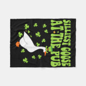 Albernste Gans im Pub Shamrock St Patricks Day Fleecedecke (Vorderseite (Horizontal))