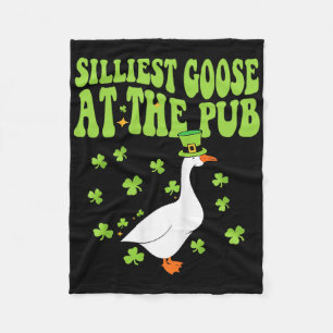 Albernste Gans im Pub Shamrock St Patricks Day Fleecedecke