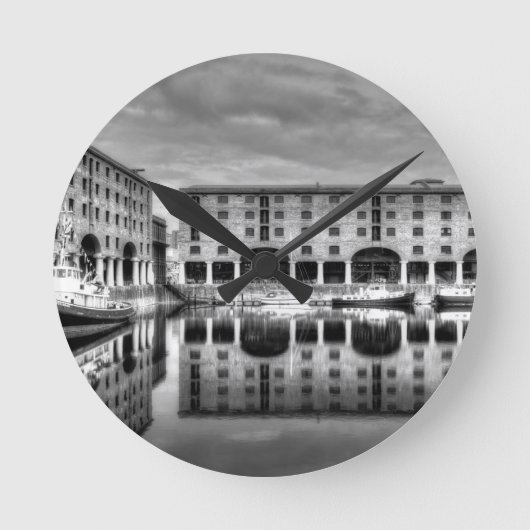 Albert Dock Liverpool Reflections Runde Wanduhr (Vorderseite)