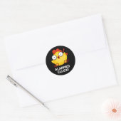Albewaffnete Cluck Funny Chicken Clock Puff Dark B Runder Aufkleber (Umschlag)