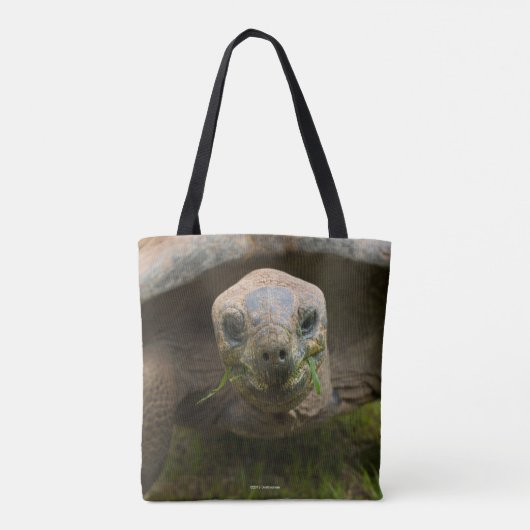 Aldabra Tortoise Fütternd Tasche (Rückseite)