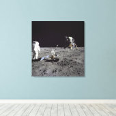 Aldrin blickt zurück auf die Basis der Ruhe Leinwanddruck (Insitu (Holzboden))