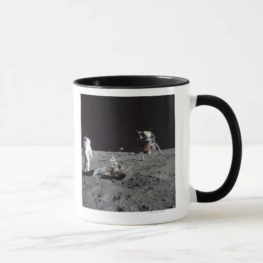 Aldrin blickt zurück auf die Basis der Ruhe Tasse (Rechts)