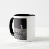 Aldrin blickt zurück auf die Basis der Ruhe Tasse (Vorderseite Links)