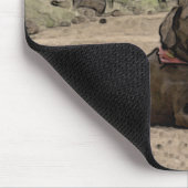 Alert Chocolate Labrador auf einem Waldweg Artwork Mousepad (Ecke)