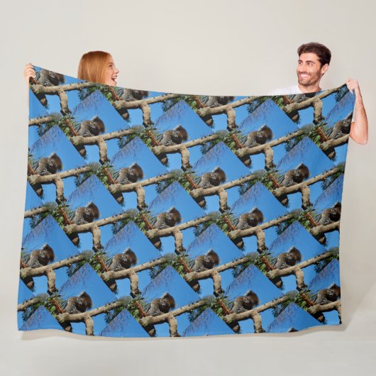 Alert Wild Koala, der in einem Baum sitzt, Fleecedecke (Beispiel)