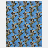 Alert Wild Koala, der in einem Baum sitzt, Fleecedecke (Vorderseite)