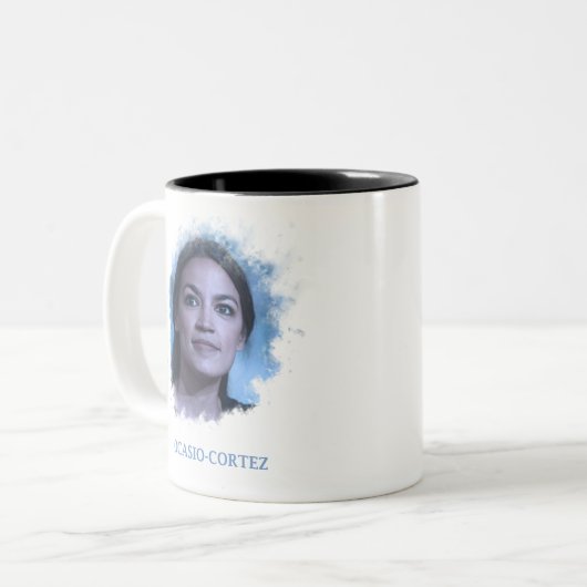 Alexandria Ocasio-Cortez - Rauch-Entwurf Zweifarbige Tasse (Vorderseite Links)