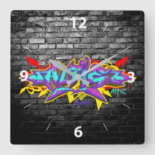 Alfie in Graffiti-Schrift mit grauen Ziegeln Quadratische Wanduhr