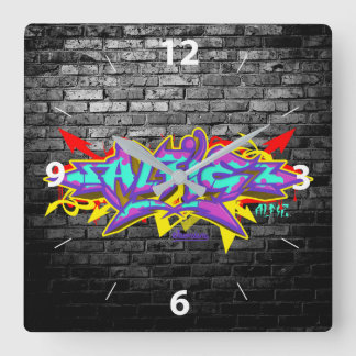 Alfie in Graffiti-Schrift mit grauen Ziegeln Quadratische Wanduhr