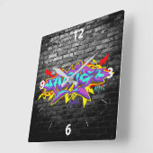 Alfie in Graffiti-Schrift mit grauen Ziegeln Quadratische Wanduhr (Winkel)