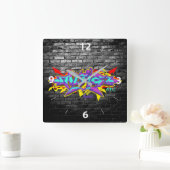 Alfie in Graffiti-Schrift mit grauen Ziegeln Quadratische Wanduhr (Zuhause)