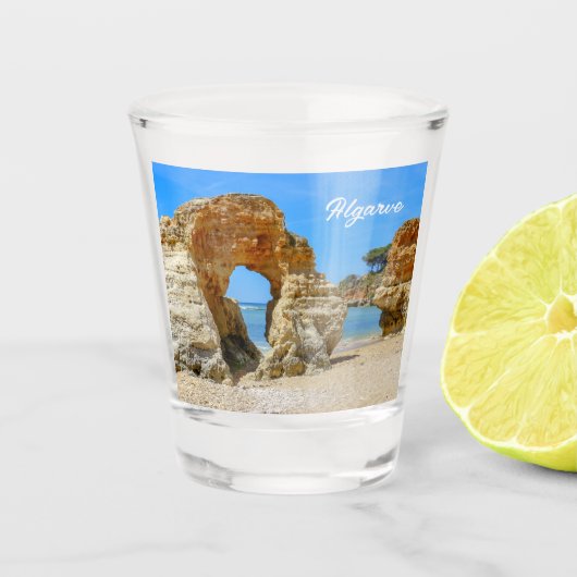 Algarve Beach und Felsen in Portugal Souvenir Schnapsglas (Vorderseite)
