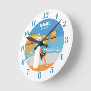 Algarve-Strand-Mädchen-Reise im Vintage-Stil Runde Wanduhr