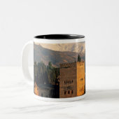 Alhambra; Granada; Andaslusia, Spanien, Sierra Zweifarbige Tasse (Vorderseite Links)