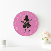 Alice and Pink Flamingo Große Wanduhr (Zuhause)