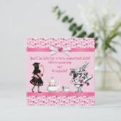 Alice and Pink Flamingos Graduation Party Einladung (Stehend Vorderseite)