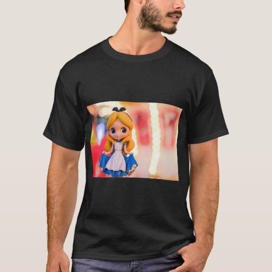 Alice Figurine T-Shirt - Whimsischer Charm (Vorderseite)