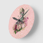 Alice im Wunderland auf Rosa und GoldGlitzer Runde Wanduhr (Winkel)