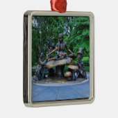 Alice im Wunderland - Central Park NYC #2 Ornament Aus Metall (Rechts)