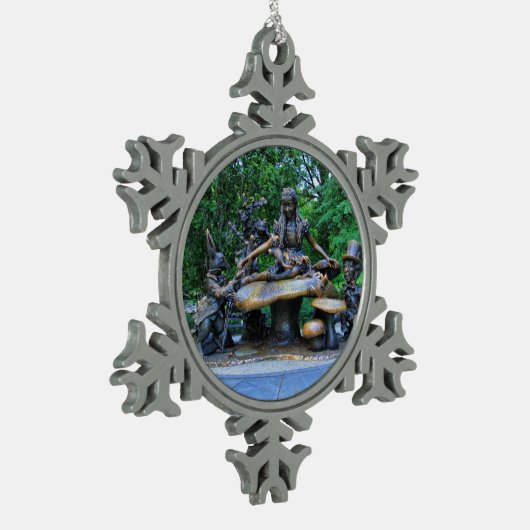 Alice im Wunderland - Central Park NYC #2 Schneeflocken Zinn-Ornament (Links)