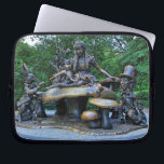 Alice im Wunderland - Central Park NYC Laptopschutzhülle<br><div class="desc">Die berühmte Alice im Wunderlandskulptur in New York City Central Park umgeben durch üppiges grünes Laub.</div>