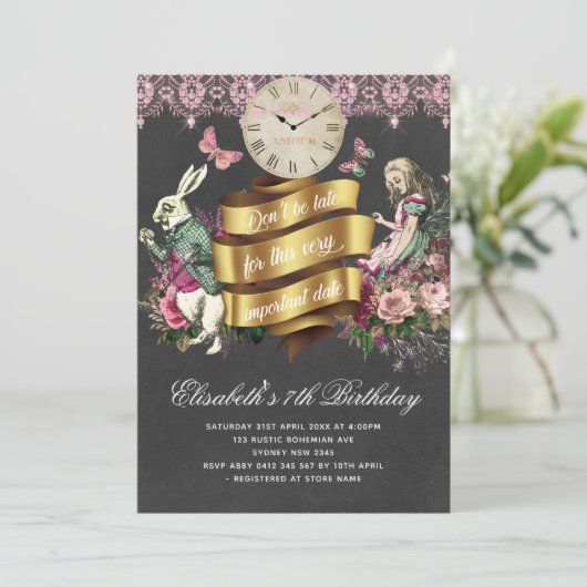 Alice im Wunderland Chalkboard Geburtstag Einladung (Stehend Vorderseite)