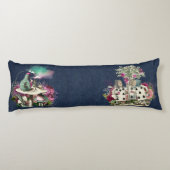 Alice im Wunderland-Charaktere auf blauem Denim Seitenschläferkissen (Rückseite)