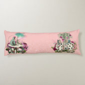 Alice im Wunderland-Charaktere auf Rosa und Gold Seitenschläferkissen (Rückseite)