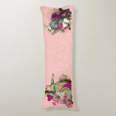 Alice im Wunderland-Charaktere auf Rosa und Gold Seitenschläferkissen (Vorderseite Vertikal)