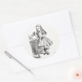 Alice im Wunderland, die Flasche "Drink Me" halten Runder Aufkleber (Umschlag)