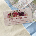 Alice im Wunderland Elegant Wedding Just Married US Nummernschild<br><div class="desc">Alice im Wunderland Elegantes Vintages Blumendesign in Rosa,  Rot,  Rose und Lila. Mit klassischen Typografie-Script-Schriftart und eleganten Goldfolien-Rahmen mit der Herzkönigin - Wedding Just Married Newlyweds License Plate Cover! ~ Karo mein Shop zu sehen,  die gesamte Hochzeitssuite für dieses Design!</div>