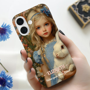 Alice im Wunderland mit einem weißen Kaninchen iPhone 16 Hülle