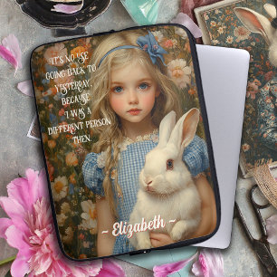 Alice im Wunderland mit einem weißen Kaninchen Laptopschutzhülle