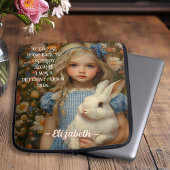 Alice im Wunderland mit einem weißen Kaninchen Laptopschutzhülle